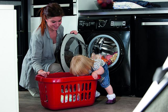 Noderīgi padomi veļas mazgāšanā: kā mazgāt drēbes ekonomiski un droši